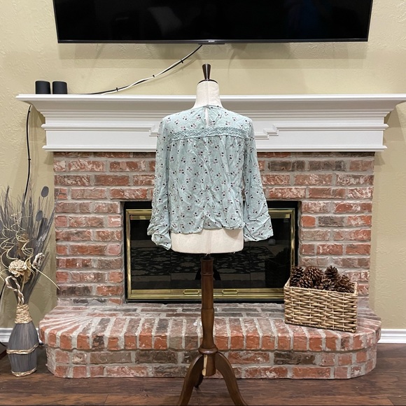 Wild Blue x Sadie Robertson baby blue floral top with crochet details / S / EUC - Picture 7 of 11
